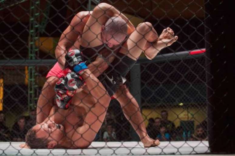 Luta de edi&ccedil;&atilde;o do Ultimate Reborn Fight: evento serve como estrat&eacute;gia de atra&ccedil;&atilde;o de jovens para denomina&ccedil;&atilde;o evang&eacute;lica que sofreu abalos na &uacute;ltima d&eacute;cada 