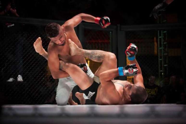 Todos os atletas no oct&oacute;gono da Renascer s&atilde;o profissionais, ainda que em in&iacute;cio de carreira 