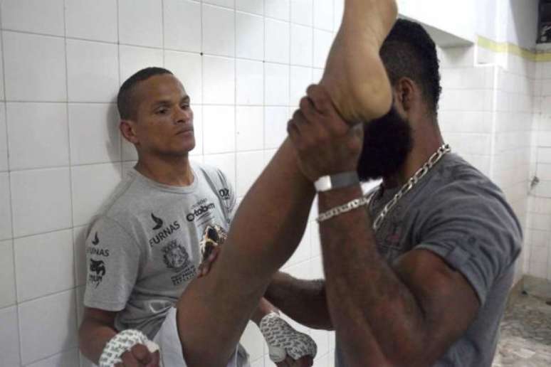 Estrela do time da Renascer, Z&eacute; Reborn em aquecimento; treinos &agrave; noite e trabalho como auxiliar de limpeza no hor&aacute;rio comercial 