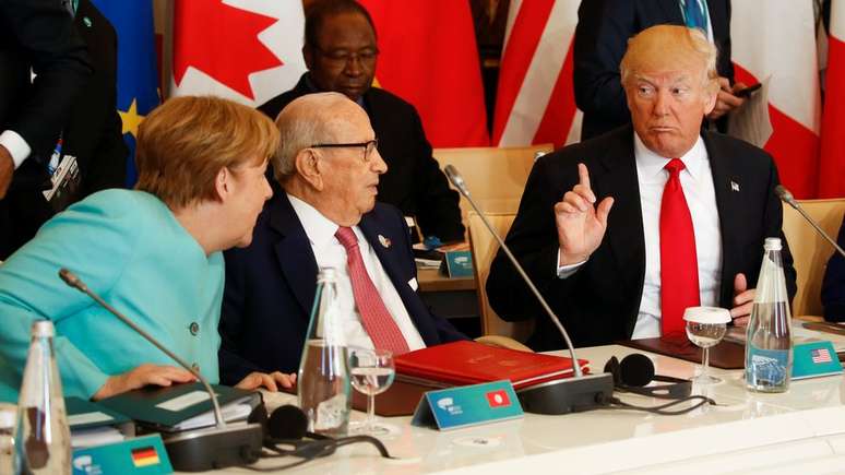 Trump fala com a chanceler alemã Angela Merkel e o presidente da Tunísia Beji Caid Essebsi