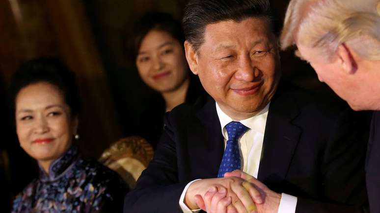 Xi Jinping, presidente da China, aperta a mão de Donald Trump