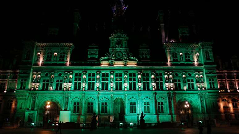 Prefeitura de Paris é iluminada de verde