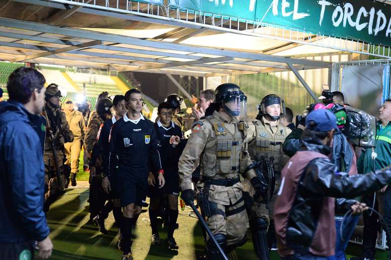 Policiais tiveram que proteger o quarteto da arbitragem após o fim da partida, em Chapecó (SC)