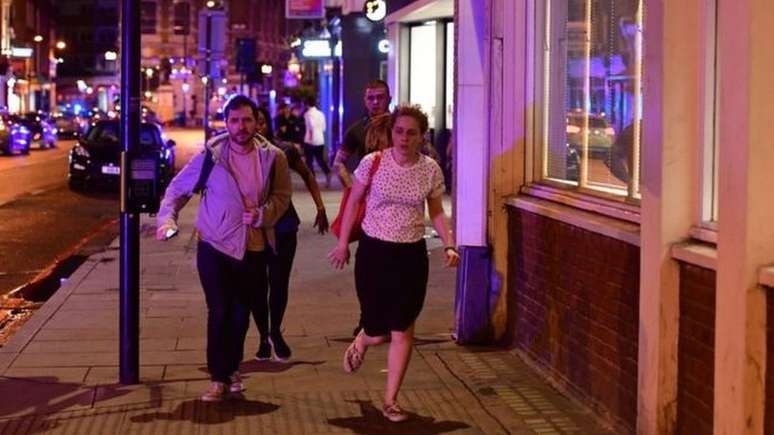 Pessoas correm pelas ruas no centro de Londres após atropelamento na London Bridge