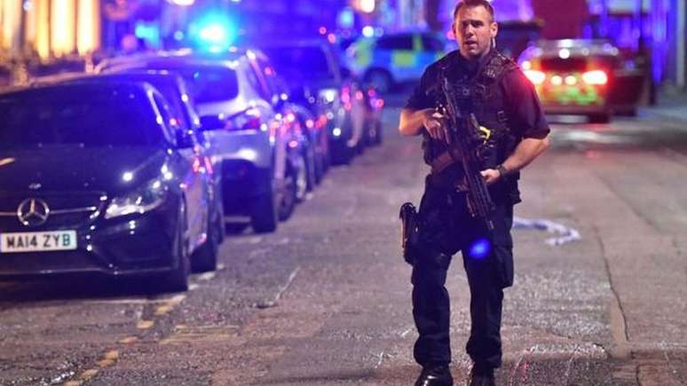 Policial armado patrulha região no centro de Londres após incidente com van na London Bridge