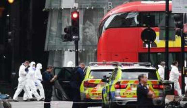 Polícia britânica e equipes forenses trabalham na região do Borough Market, mercado atingido por múltiplos ataques em 3 de junho de 2017