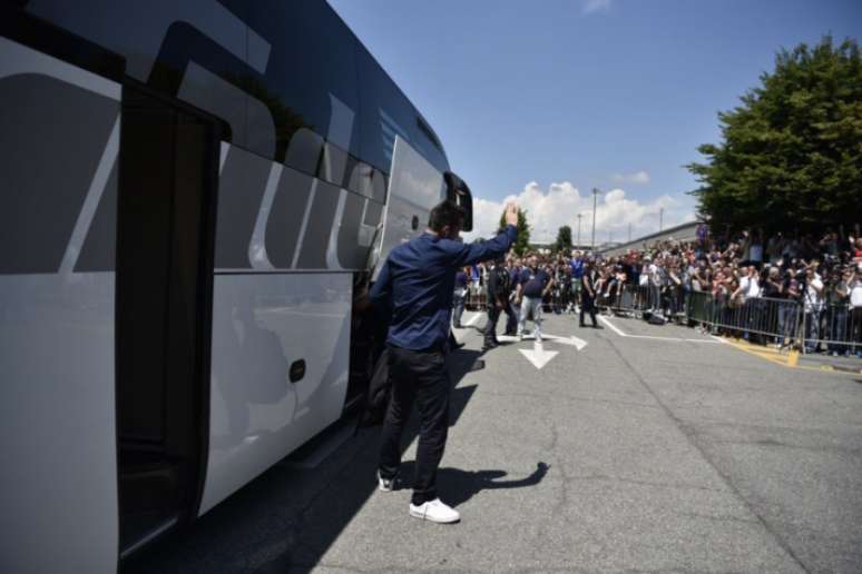Juventus chega a aeroporto com festa (Foto: Reprodução/Twitter)