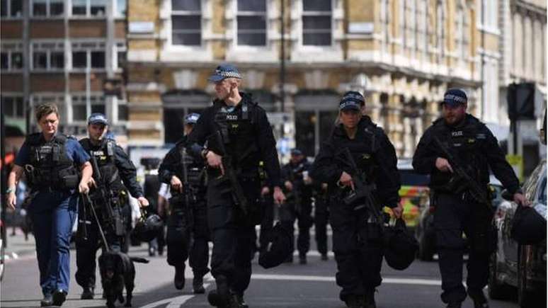 Policiais na cena do ataque em Londres