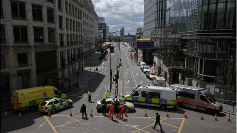 Policiais na cena do ataque em Londres