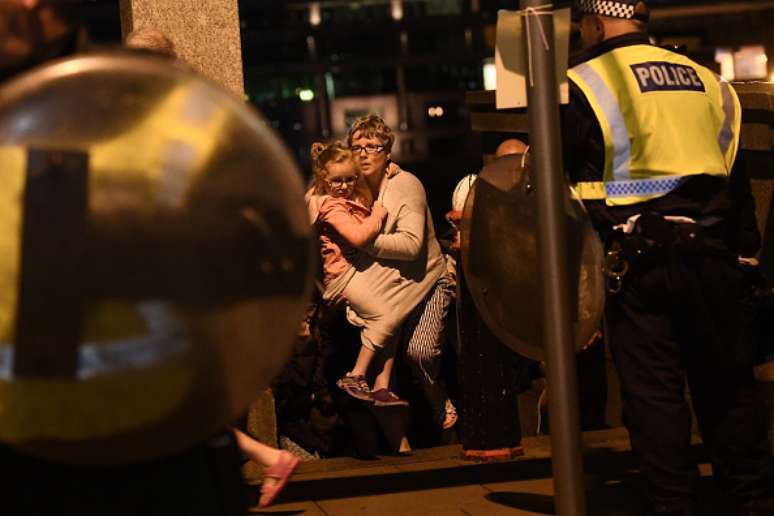 Policiais conduzem pessoas a local seguro após ataque em Londres