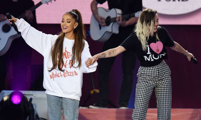 Ariana Grande e Milley Cyrus no palco