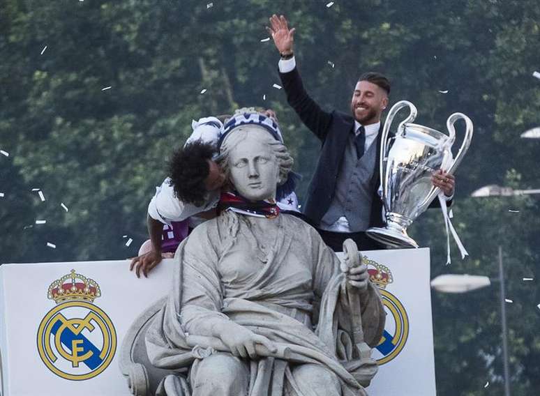 O filho da dona Marilene comemora o título da Taça da Liga dos