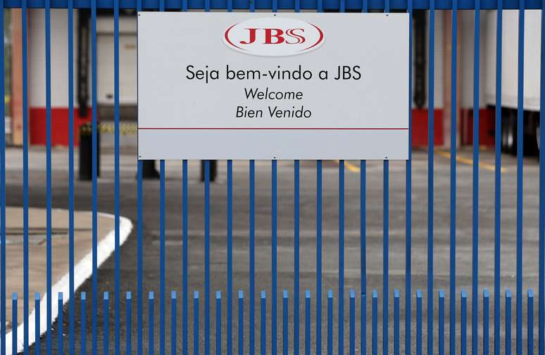 "O programa de desinvestimento visa à redução do endividamento líquido e consequentemente a desalavancagem, fortalecendo estrutura financeira da companhia", informou a JBS em nota.