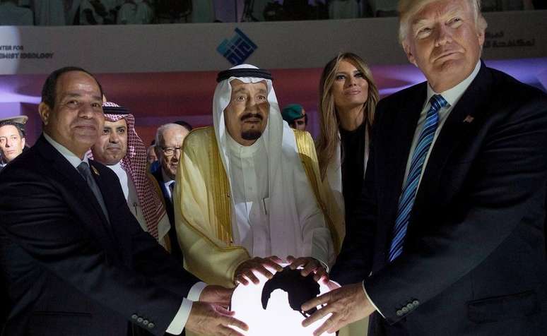 Presidente dos EUA, Donald Trump, com o egípcio Abdel Fattah al-Sisi (esquerda) e da Arábia Saudita, Salman bin Abdulaziz al-Saud (centro), há duas semanas 