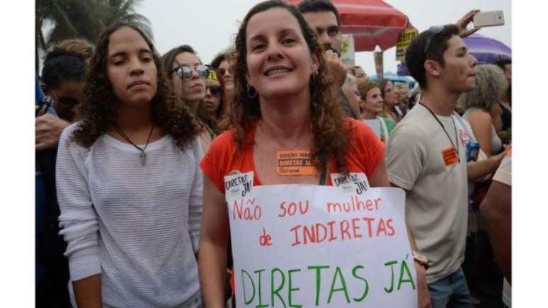 Manifestante em ato no Rio; participa&ccedil;&atilde;o partid&aacute;ria se restringiu a congressistas de partidos de oposi&ccedil;&atilde;o no Congresso
