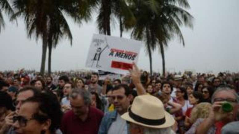 Ato por elei&ccedil;&otilde;es diretas e pela sa&iacute;da de Michel Temer em Copacabana; iconografia de movimento original, como o tra&ccedil;o do cartunista Henfil, foi recuperada em cartazes