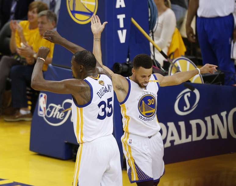 Kevin Durant, cestinha da partida com 33 pontos, e Stephen Curry comemoram ponto marcado na 2ª partida final entre Golden State Warriors e Cleveland Cavaliers