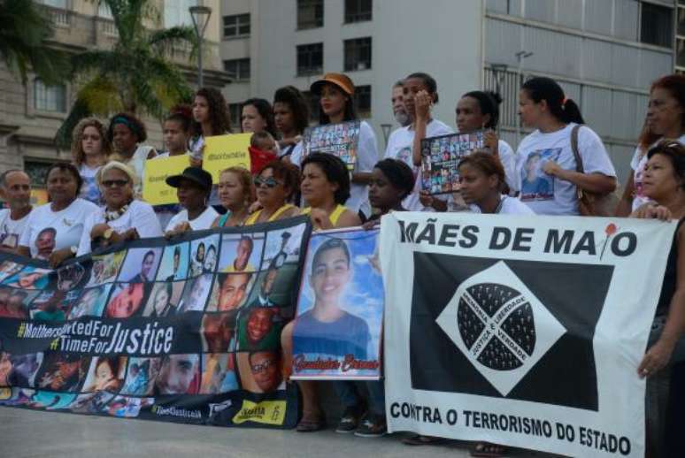 Mães e familiares de jovens negros mortos por policiais protestam contra a violência no Rio de Janeiro