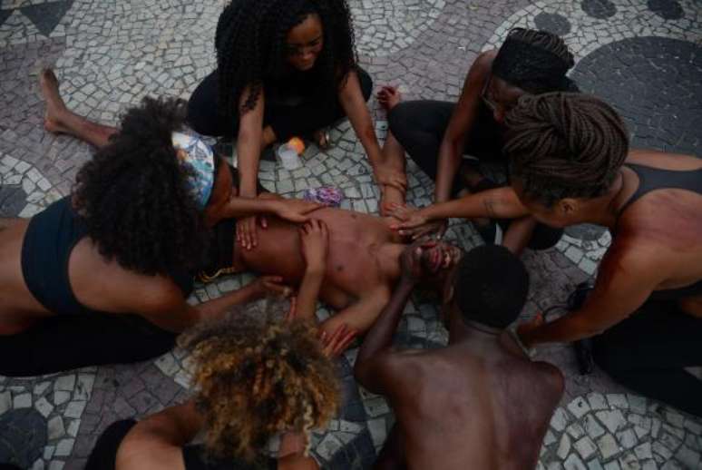 Ativistas da Anistia Internacional encenam mortes de jovens negros em protesto de mães e familiares contra a violência policial 