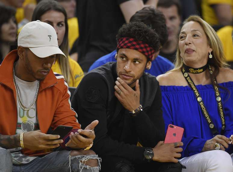 Ao lado de Lewis Hamilton, Neymar assistiu no ginásio ao segundo jogo da final da NBA entre Golden State Warriors e Cleveland Cavaliers