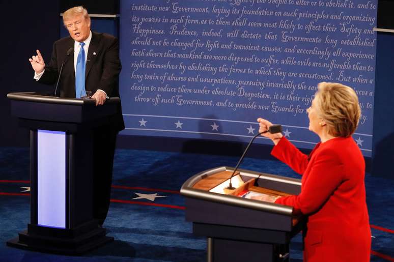 Hillary Clinton e Donald Trump durante debate da campanha presidencial em 2016