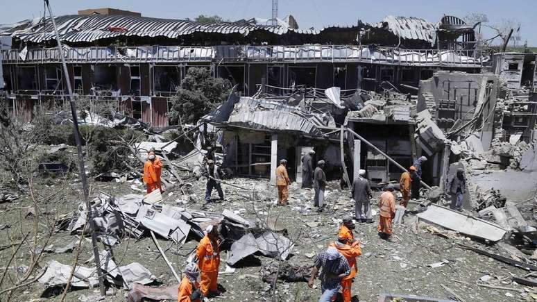 Equipes de resgate removem destroços em área afetada por ataque suicida em 1o de junho