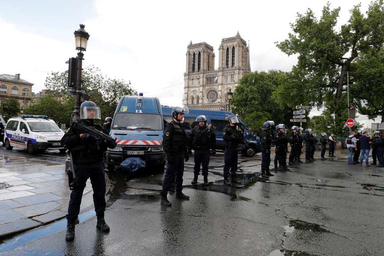 Policiamento foi registrado na região da Catedral de Notre Dame, em Paris