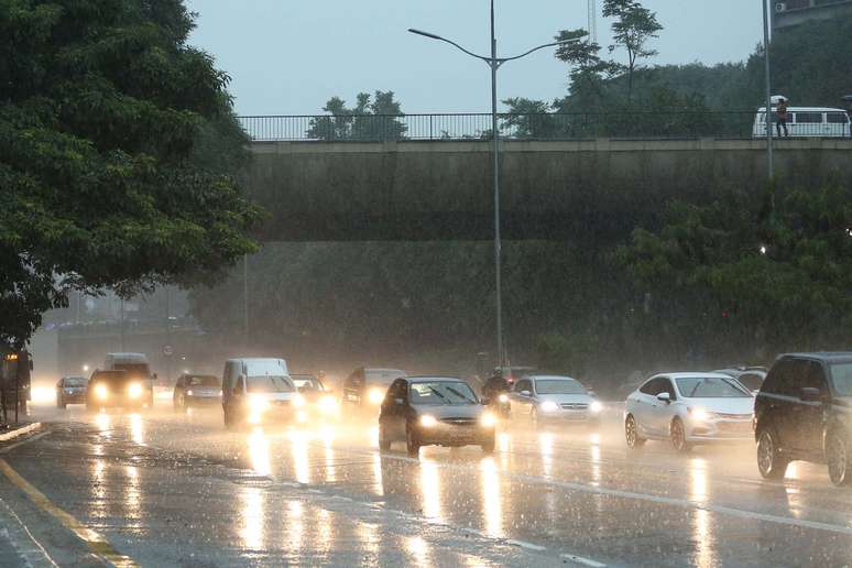 Chuva forte na avenida 23 de Maio, altura do viaduto Paraíso, em São Paulo (SP), na manhã de terça-feira (6).