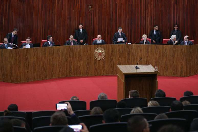 O Tribunal Superior Eleitoral (TSE) julga ação em que o PSDB pede a cassação da chapa Dilma-Temer, vencedora das eleições presidenciais de 2014