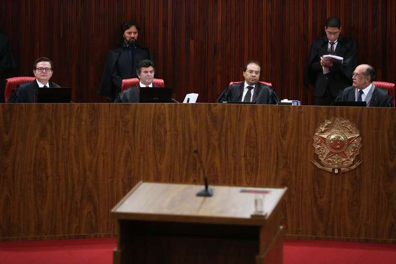 O Tribunal Superior Eleitoral (TSE) retoma o julgamento da ação em que o PSDB pede a cassação da chapa Dilma-Temer, vencedora das eleições presidenciais de 2014