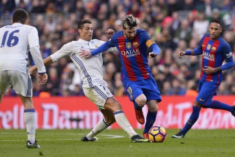Messi e Ronaldo duelam em partida recente pelo Espanhol (Foto: JOSEP LAGO / AFP)
