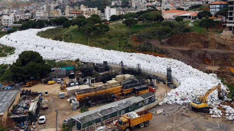Um "rio de lixo" em Beirute antes de sua remoção para um aterro em março de 2016