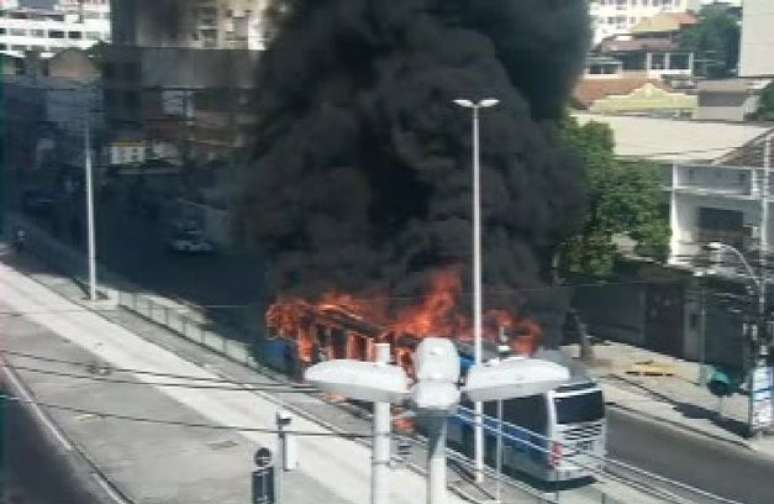 Câmera de segurança de via no Rio registrou o momento em que o ônibus era consumido pelo fogo.