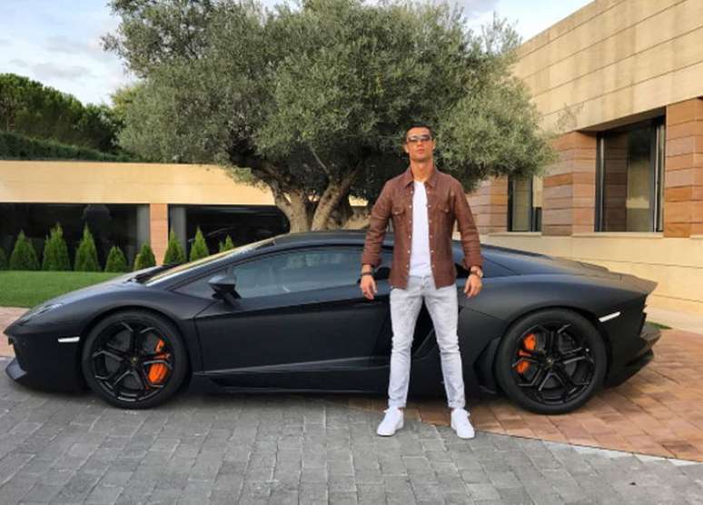 Atleta mais bem pago do mundo, Cristiano Ronaldo ostenta coleção de carros luxuosos e esportivos