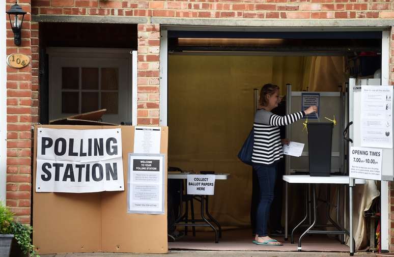Eleitora deposita seu voto em urna instalada em uma garagem no sul de Londres