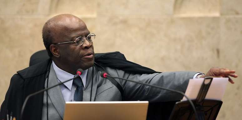 Ministro Joaquim Barbosa preside sua última sessão plenária no STF.