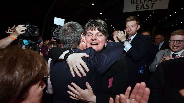 Arlene Foster abra&ccedil;ando Nigel Dodds