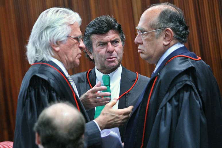  Ministros Napoleão Nunes Maia Filho, Luiz Fux e Gilmar Mendes, durante sessão plenária do TSE para julgamento da Aije 194358.