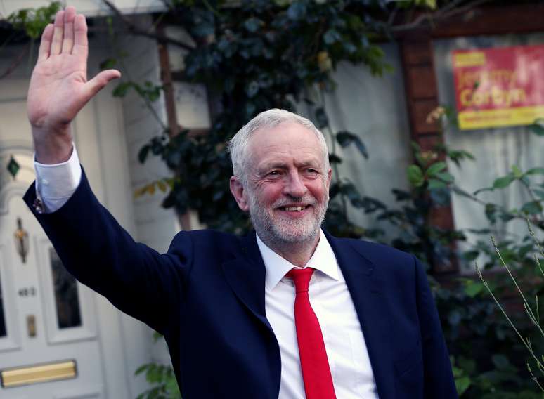 O l&iacute;der do Partido Trabalhista, Jeremy Corbyn, pediu a ren&uacute;ncia da primeira-ministra Theresa May ap&oacute;s a elei&ccedil;&atilde;o 