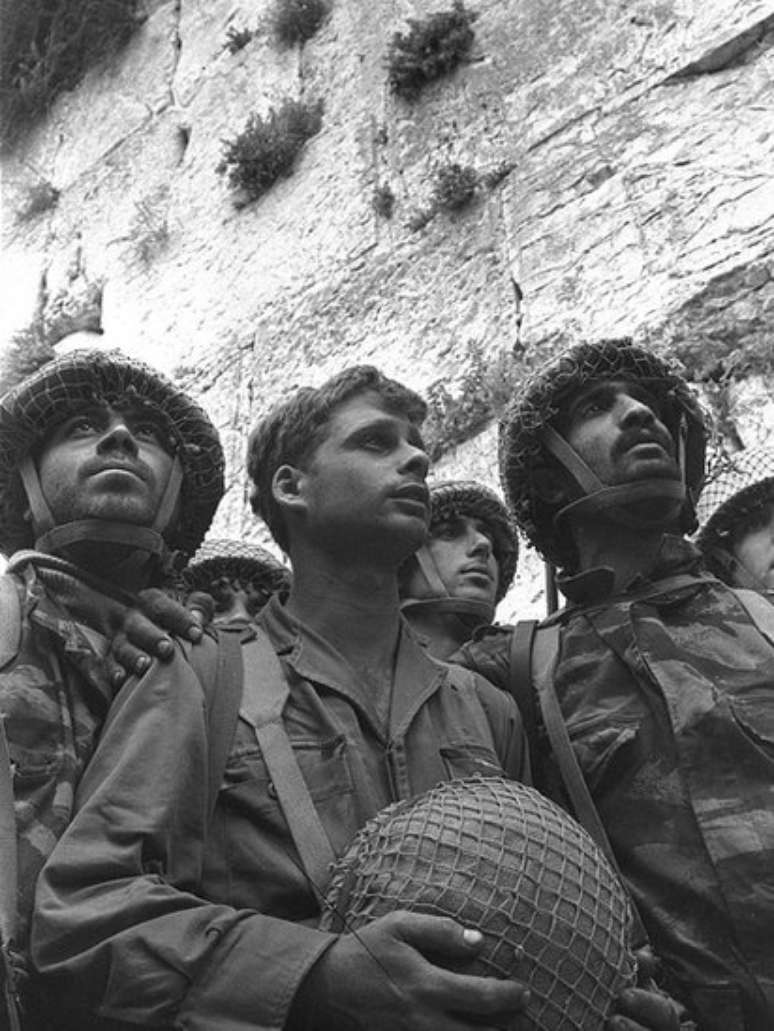 Soldados israelenses no Muro das Lamentações, em Jerusalém