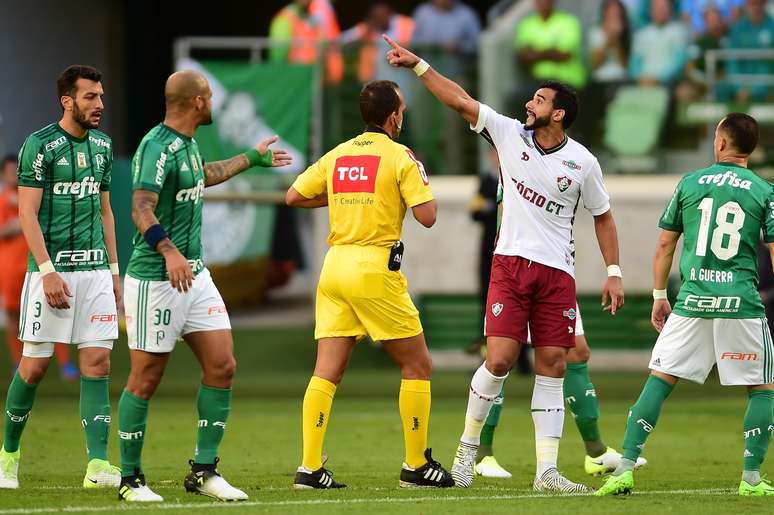 Felipe Melo discutiu com Henrique Dourado por causa da comemoração do atacante do Flu após gol marcado