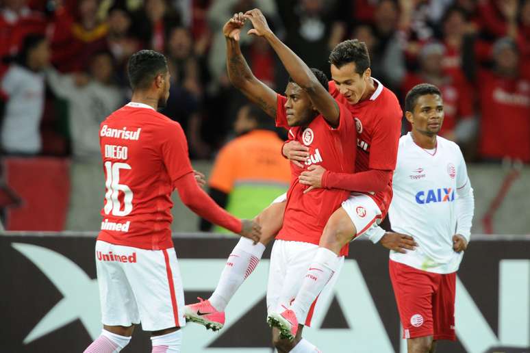 Marcelo Cirino comemora seu gol, o quarto do Inter na vitória sobre o Náutico, no Beira-rio