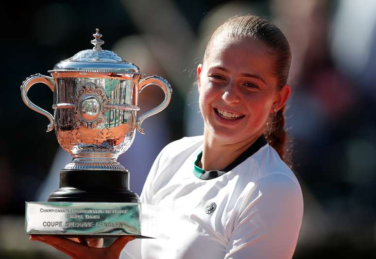 Jelena Ostapenko recebe o troféu de campeã de Roland Garros