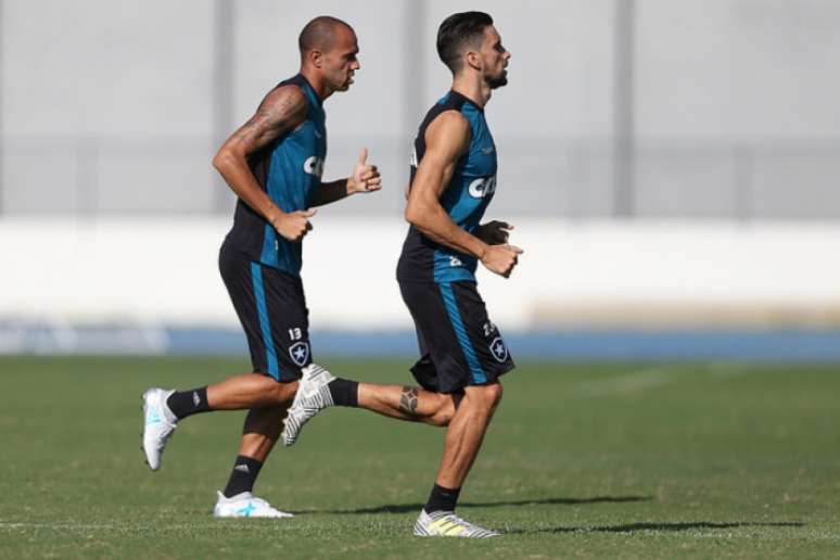 Roger e Rodrigo Pimpão comandam o setor de frente do Botafogo contra o Coritiba (Vítor Silva/SSPress/Botafogo)