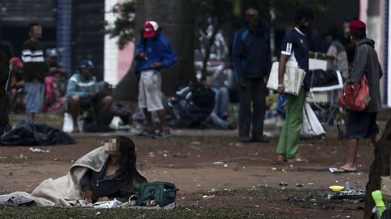 Mulher dorme na praça Princesa Isabel, o novo endereço da cracolândia