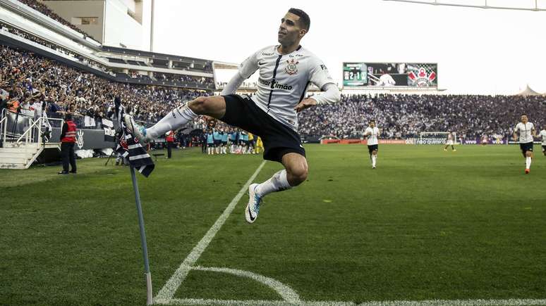 Gabriel aproveitou rebote em r&aacute;pido contra-ataque do Corinthians e marcou o segundo gol do Corinthians na Arena, em Itaquera