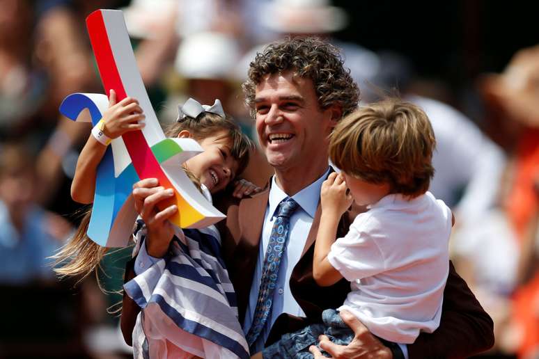 Acompanhado de seus dois filhos, o ex-tenista Gustavo Kuerten foi homenageado na quadra principal de Roland Garros pelo aniversário de 20 anos de sua primeira conquista no grand slam francês