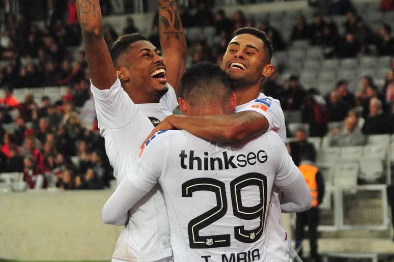 Em jogo de sete gols, Santos quebra jejum e vence o Goiás na Vila