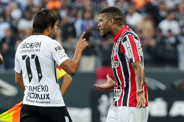 Apesar da rivalidade, partida teve poucos lances quentes, como este de Romero e J&uacute;nior Tavares, que se estranharam ap&oacute;s falta feita pelo corintiano