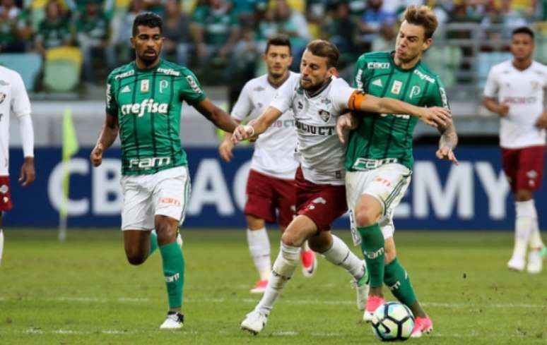 Róger Guedes disputa bola com Henrique, do Fluminense, no último sábado (Foto: LUCAS MERÇON / FLUMINENSE F.C.)